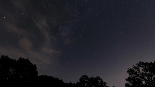 闪闪发光的星体在夜空中移动时间流逝视频