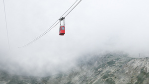 云雾中的红色山丘电缆车9秒视频