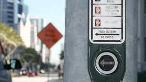 人行横道上的红绿灯按钮人们必须推动和等待美国公共安全10秒视频