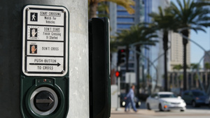 人行横道上的红绿灯按钮17秒视频