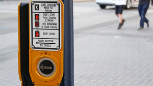 人行横道上的红绿灯按钮26秒视频