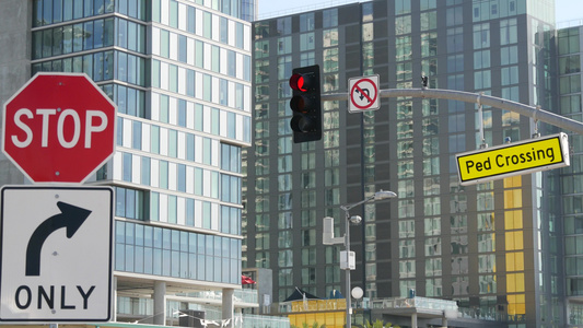 红绿灯和警告标志美国道路交叉口运输安全规章制度标志视频