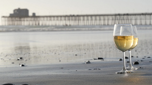 两杯红酒在海边一杯白葡萄酒用于浪漫约会海水日落波浪14秒视频