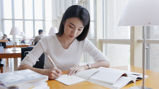 正在记笔记的女大学生视频