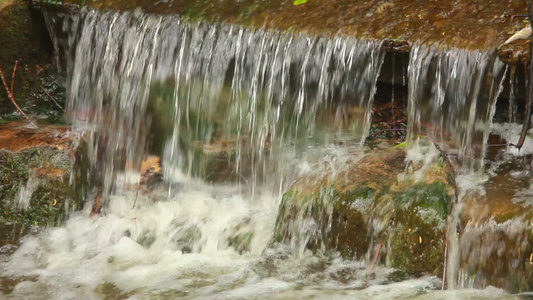岩石上的水流1视频