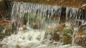 岩石上的水流112秒视频