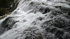 吉祖海古河谷瀑布的秋天风景20秒视频