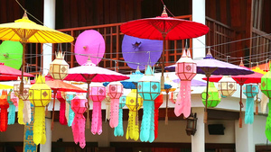 多彩灯和雨伞在泰国北部露天挂着的装饰12秒视频