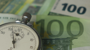 货币宏观拍摄手表位于钞票层的中心时钟25秒视频