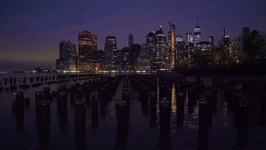 下曼哈顿和河流的城市风景夜间有码头纽约美国联合州纽约市视频