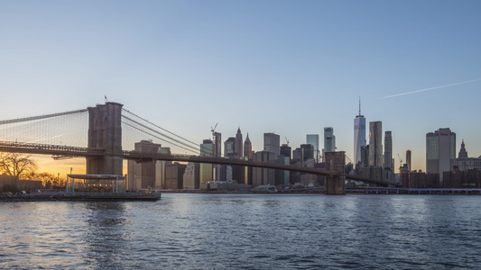 下曼哈顿市和布鲁克林桥的城市景色晚上纽约美国联合州视频
