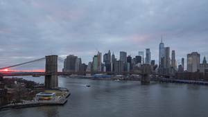 夜幕下曼哈顿和布鲁克林桥的天线纽约州纽约市17秒视频