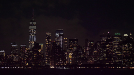 夜里曼哈顿天线纽约新城从水中看横穿镜头视频