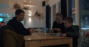家庭在咖啡馆过冬夜31秒视频