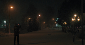 男子在夜间冬季公园骑机动车50秒视频