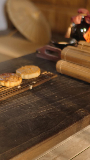 实拍桌案上的竹简月饼点心盒视频素材中秋节20秒视频
