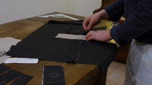 英俊中年男子时装设计师在设计这件夹克的口袋15秒视频