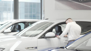在经销沙龙对汽车销售情况进行检查的有吸引力的商人16秒视频