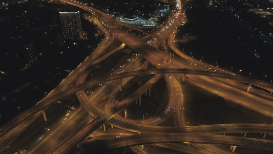 夜间照明复杂的道路交叉口和汽车交通无人机向前飞行相机视频