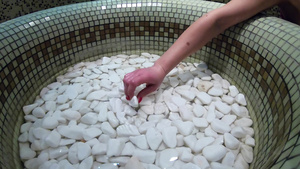 女性用红修指甲钉并经过土耳其浴热石手疗法16秒视频