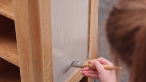 妇女绘画木制家具9秒视频