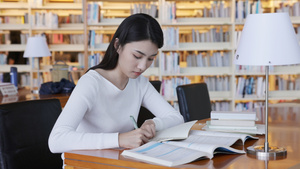 女大学生在图书馆看书写字12秒视频
