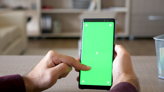 人类在智能手机上浏览互联网并用绿色屏幕染色体模拟视频