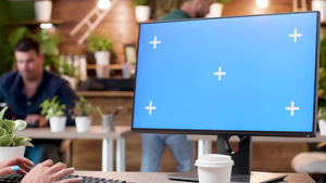 办公室环境下的蓝屏电脑15秒视频