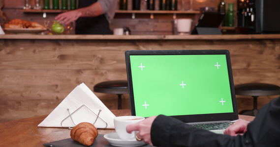 时装和陈年咖啡店的绿色屏幕计算机视频