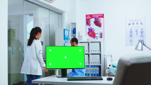 医院柜子中带有绿色屏幕的计算机视频