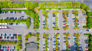 4K航拍城市绿色停车场91秒视频