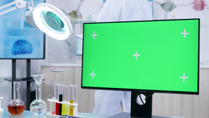 配有绿色屏幕模拟桌面Pc的化学台静态镜头18秒视频