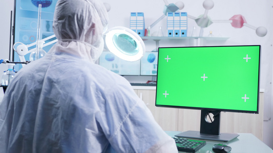 研究人员公在实验室使用绿幕电脑视频
