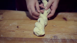 用葡萄干旋转的面团烤成白面包14秒视频