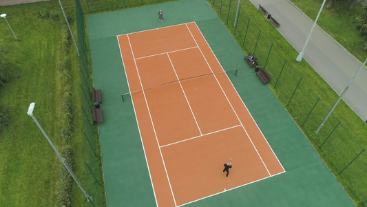 球员们在绿公园的球场上打网球空中观光无人机到处飞来飞去视频