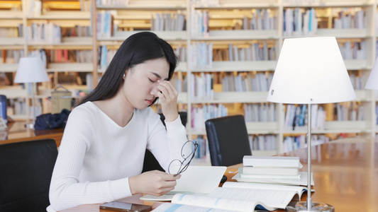 图书馆学习疲惫的女大学生视频