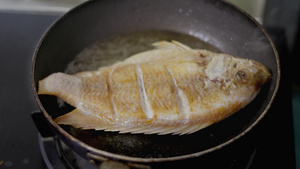 用热油在锅里煎罗拉番薯鱼19秒视频