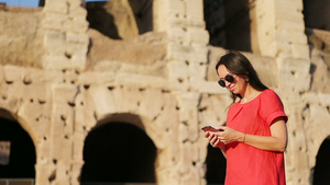 意大利罗马街头女性用智能手机打电话11秒视频