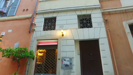 在典型的古老和狭窄街道上建筑外墙建筑位于罗马视频
