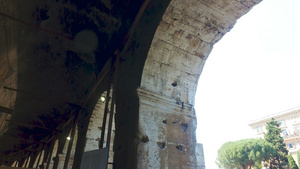 观光客在走廊上走动在罗曼巨石中方的拱门19秒视频