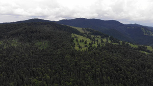 山林风景从高处看山口的夏季风景多云的一天20秒视频