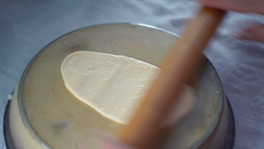 准备烤烤面包的羊角面包视频