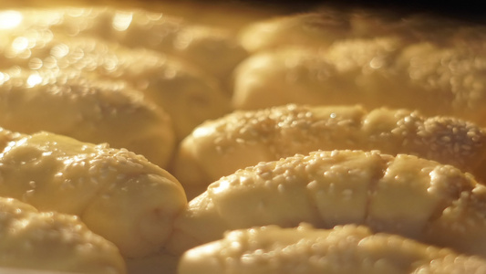 土制羊角面包在烤箱中烘烤有选择性地聚焦视频