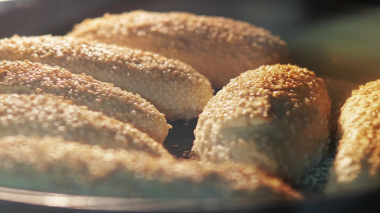 烤箱中新鲜烘烤的羊角面包时间折叠视频