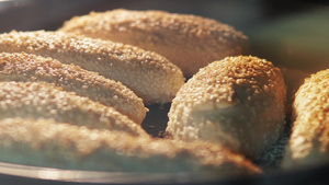 烤箱中新鲜烘烤的羊角面包延时9秒视频