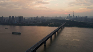 环绕航拍晚霞天气的武汉长江大桥和城市风光31秒视频