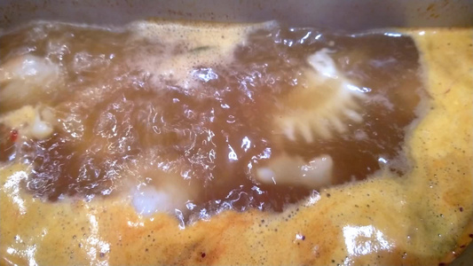 辣汤在锅里沸煮着有鱿鱼和虾视频