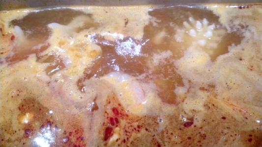 辣汤在锅里沸腾着鱿鱼虾和水母视频