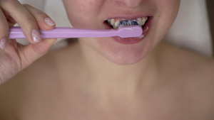 在现代洗手间刷牙的女子10秒视频