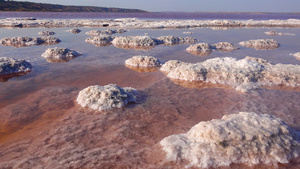 盐湖盐晶体自沉盐覆盖石头干燥湖泊中的高盐度水24秒视频